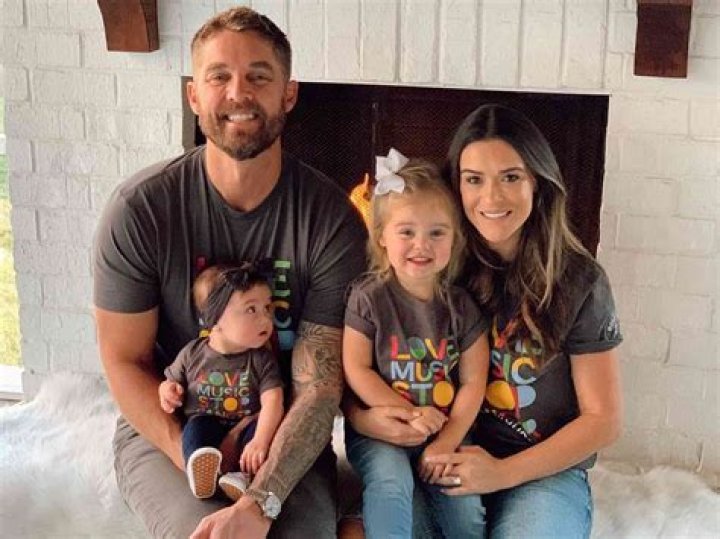 How Tall Is Brett Young's Wife?