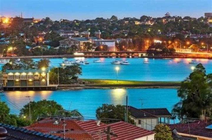 Russell Lea Movers - (02) 9158 6083 Experienced Removals Service in the Eastern Suburbs
